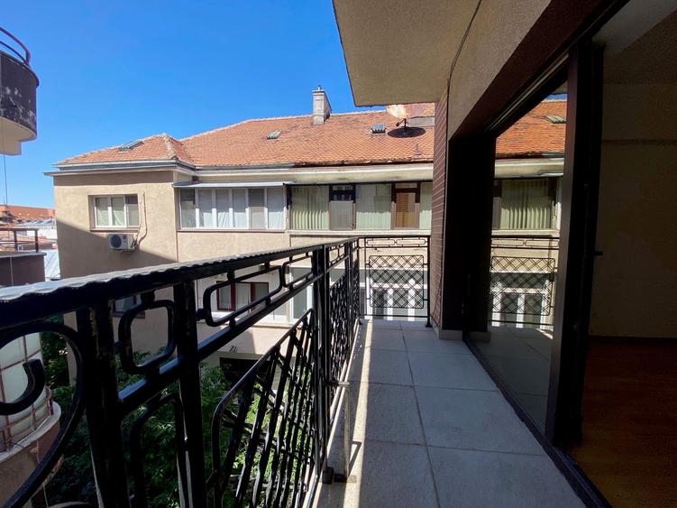 Apartament cu 3 camere semidecomandat în Aviatorilor