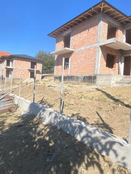 Casă cu 4 camere în Valea Adâncă