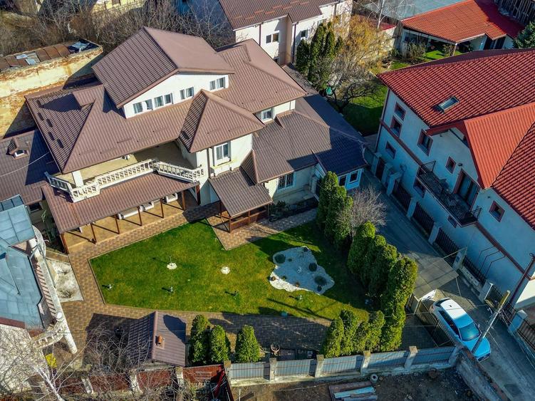 Casă individuală cu 8 camere cu Canalizare în Central