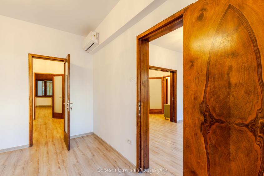 Apartament cu 5 camere circular, mobilat în P-ța Romană
