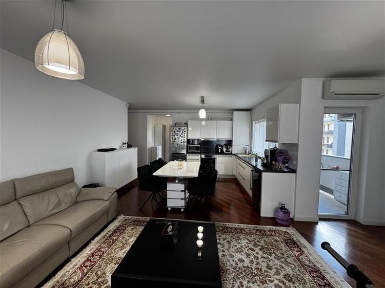 Apartament cu 3 camere semidecomandat în Borhanci