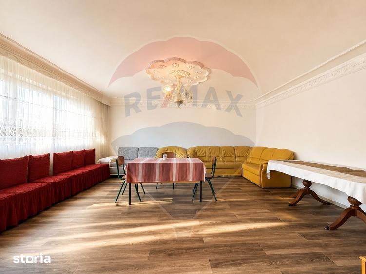 Casă cu 9 camere cu Teren 472 Mp în CFR