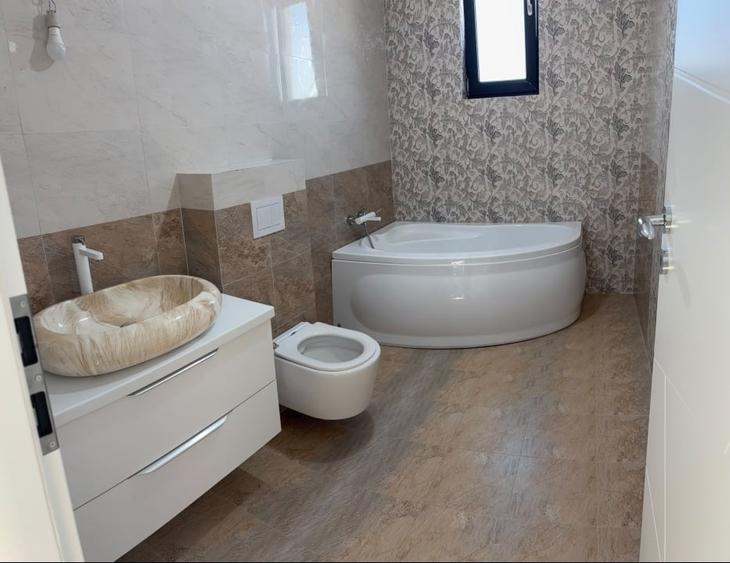 Casă individuală cu 4 camere cu Canalizare în Lumina