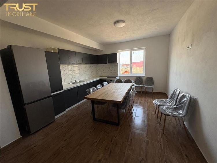 Apartament cu 8 camere semidecomandat în Petriș