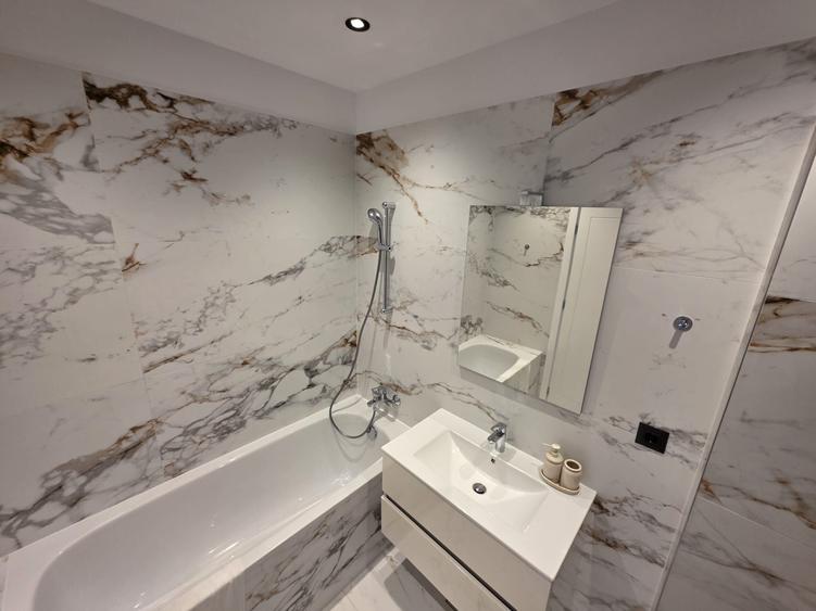 Apartament cu 3 camere semidecomandat în Central