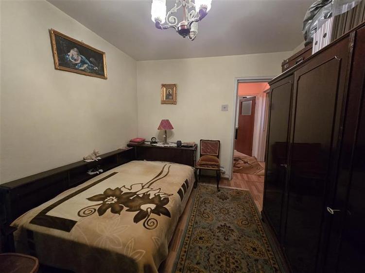 Apartament cu 3 camere semidecomandat în Brâncoveanu