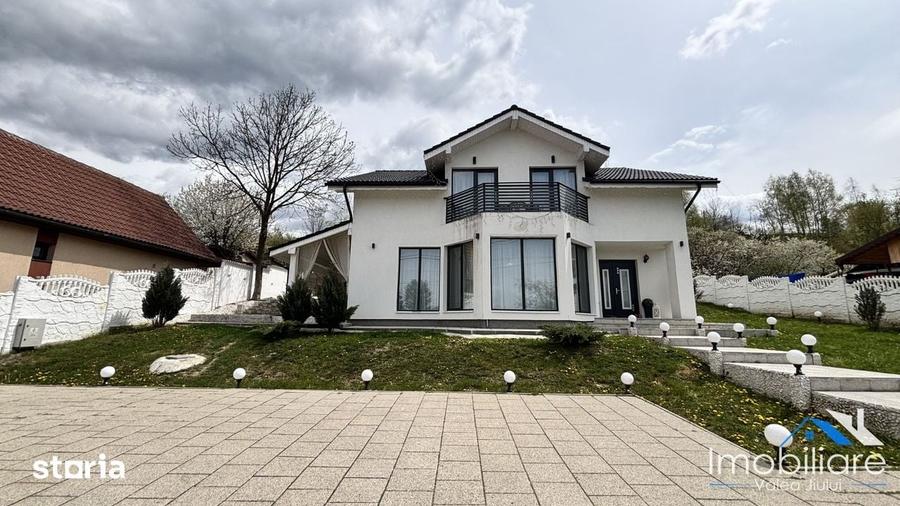 Casă cu 4 camere cu Teren 1200 Mp în Central