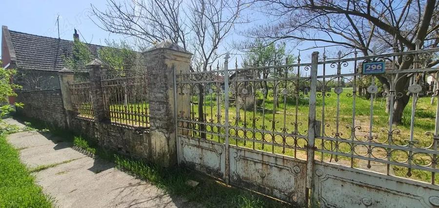 Casă cu 4 camere în Sânpetru Mare