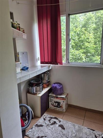 Apartament cu 3 camere semidecomandat în Colentina
