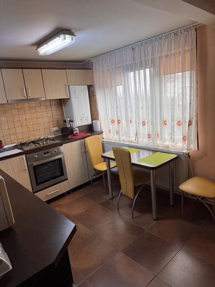 Apartament cu 3 camere decomandat în Exterior Vest