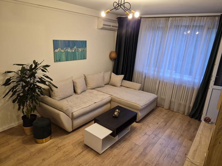 Apartament cu 3 camere semidecomandat în Central