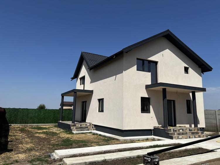 Casă individuală cu 4 camere cu Canalizare în Domnești