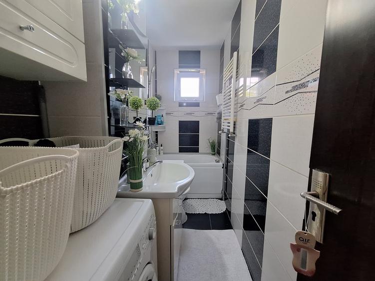 Apartament cu 3 camere semidecomandat, mobilat în Girocului
