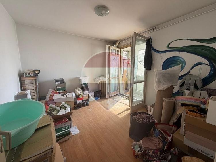 Apartament cu 3 camere semidecomandat în Titan