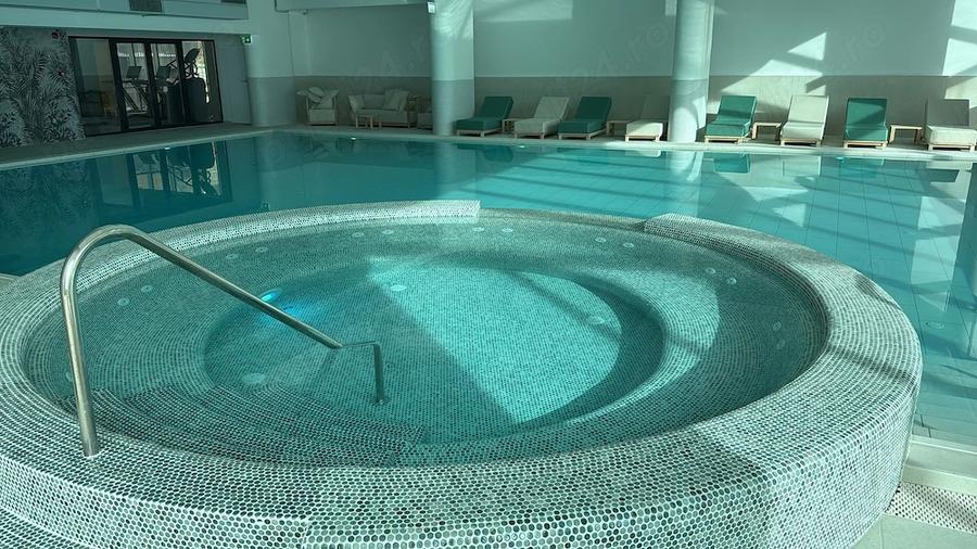 Apartament cu 3 camere semidecomandat, mobilat în Sud