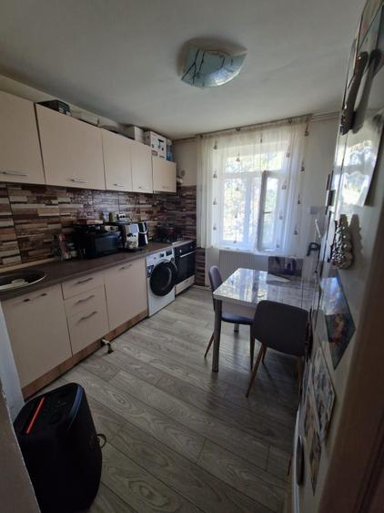 Apartament cu 3 camere decomandat în Uiești