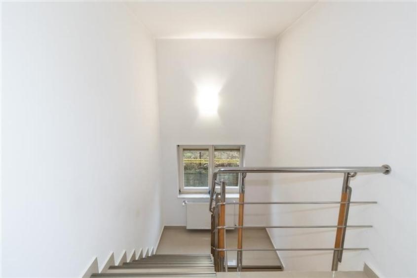 Duplex cu 8 camere cu Canalizare în Central