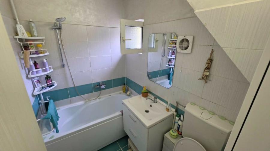 Apartament cu 3 camere semidecomandat în Podu Roș
