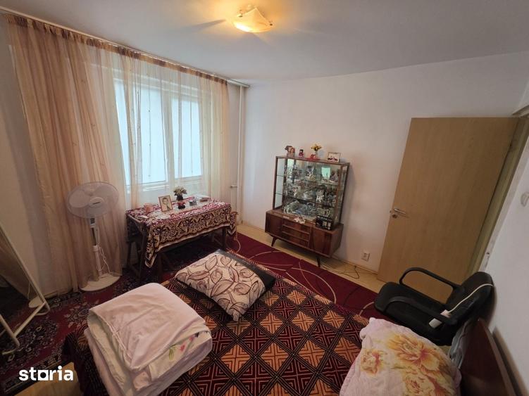Apartament cu 3 camere decomandat în Tei