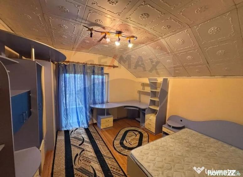 Casă cu 5 camere cu Teren 700 Mp în Grădiște