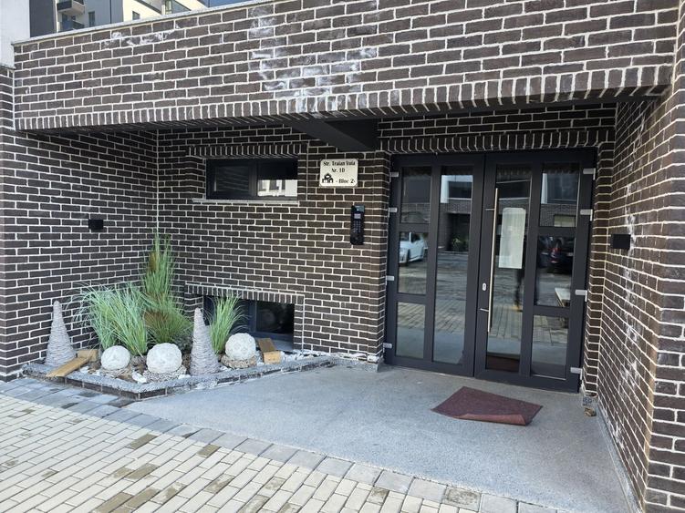 Apartament cu 3 camere decomandat în Sud