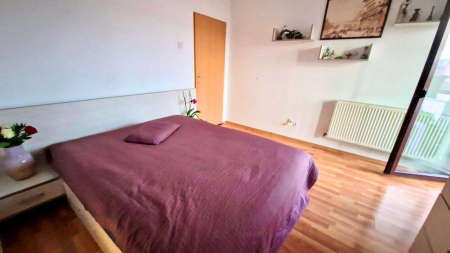 Apartament cu 3 camere semidecomandat, mobilat în Trivale