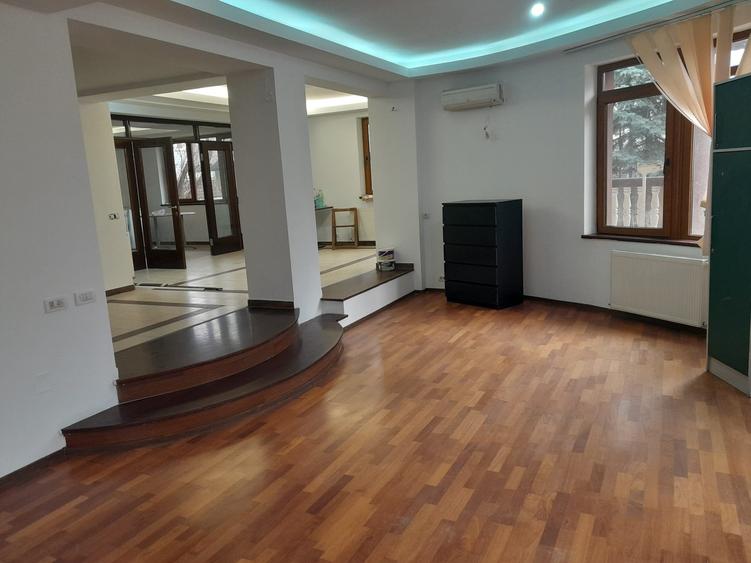 Casă cu 8 camere cu Teren 1450 Mp în Joița