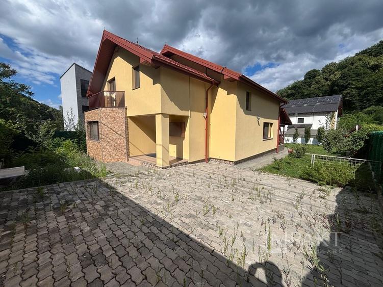 Casă individuală cu 5 camere cu Canalizare în Tăuți