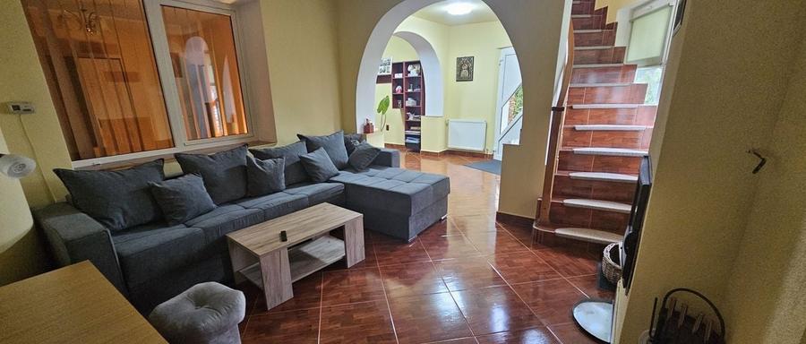 Casă individuală cu 6 camere cu Garaj în Cetate