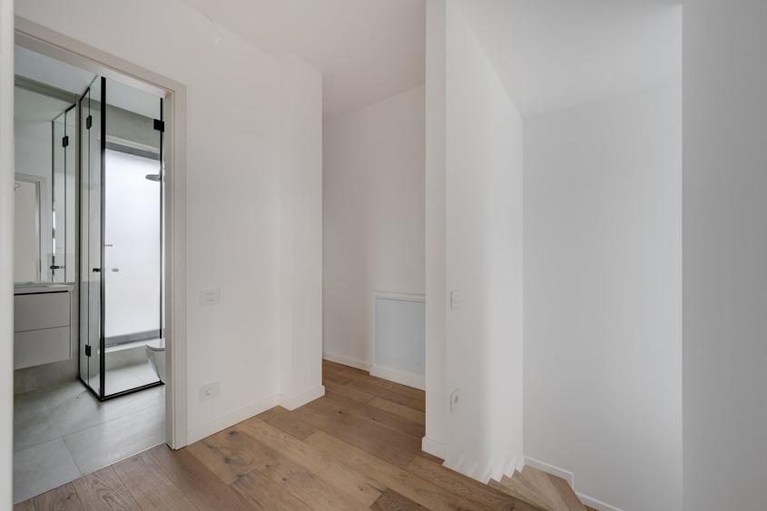 Penthouse cu 4 camere semidecomandat în Timpuri Noi