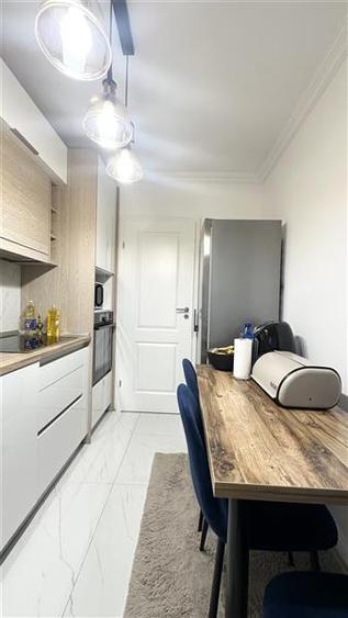 Apartament cu 4 camere semidecomandat, mobilat în Tomis Nord
