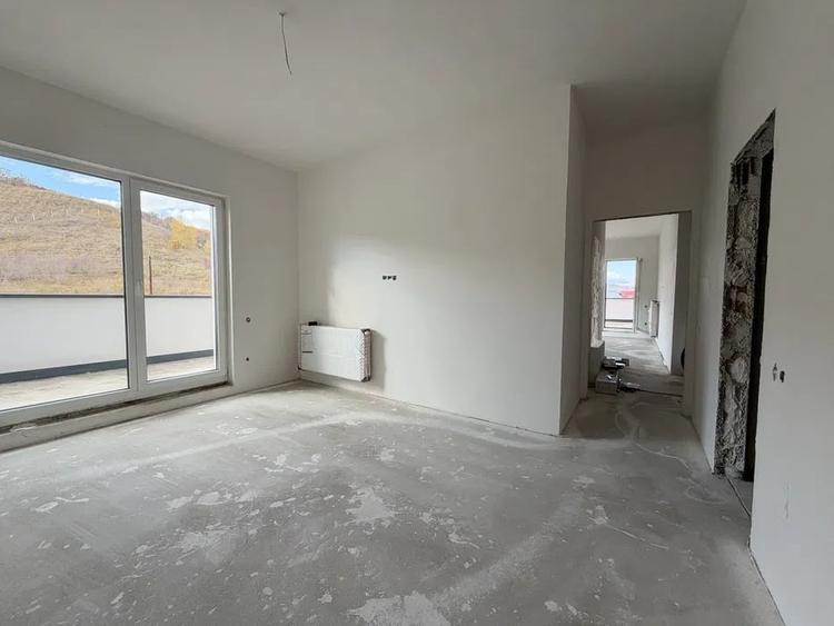 Apartament cu 3 camere decomandat în Florești