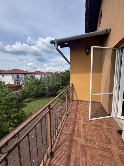 Casă individuală cu 7 camere cu Canalizare în Dumbrăvița
