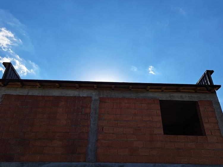 Casă individuală cu 5 camere cu Teren 300 Mp în Central