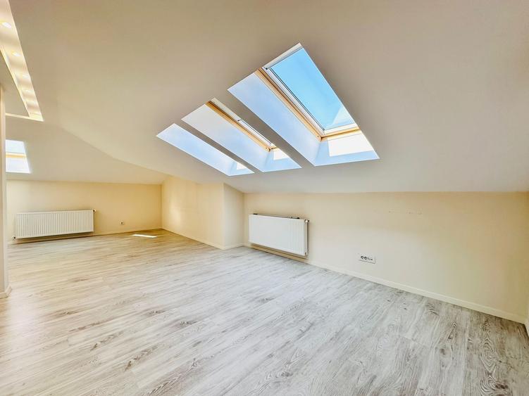 Duplex cu 11 camere cu Canalizare în Central