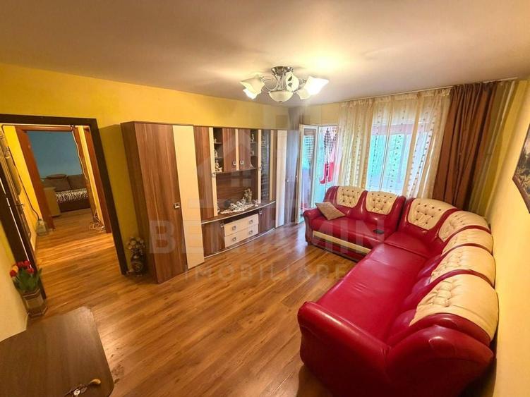 Apartament cu 3 camere semidecomandat în Craiovița Nouă