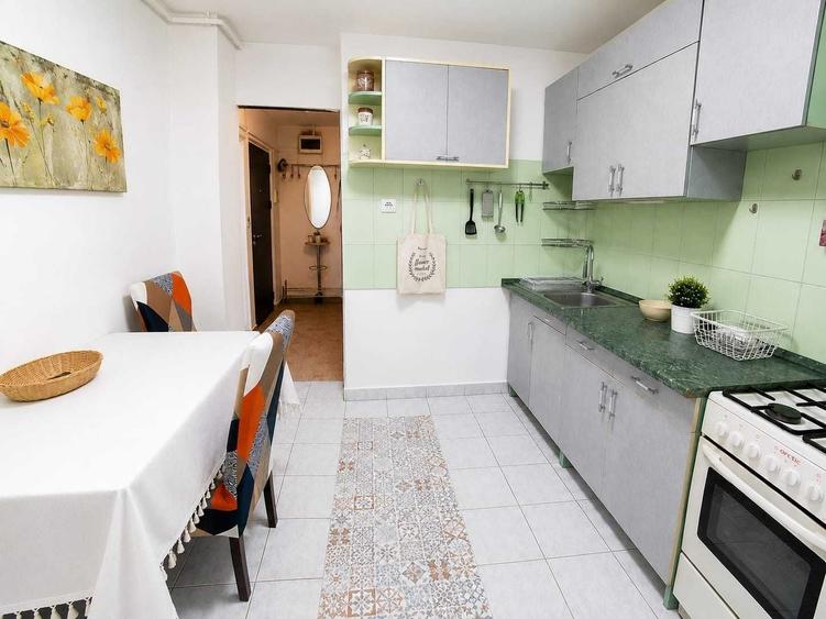 Apartament cu 3 camere decomandat în Lipovei