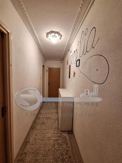 Apartament cu 3 camere semidecomandat în Podul de Piatră