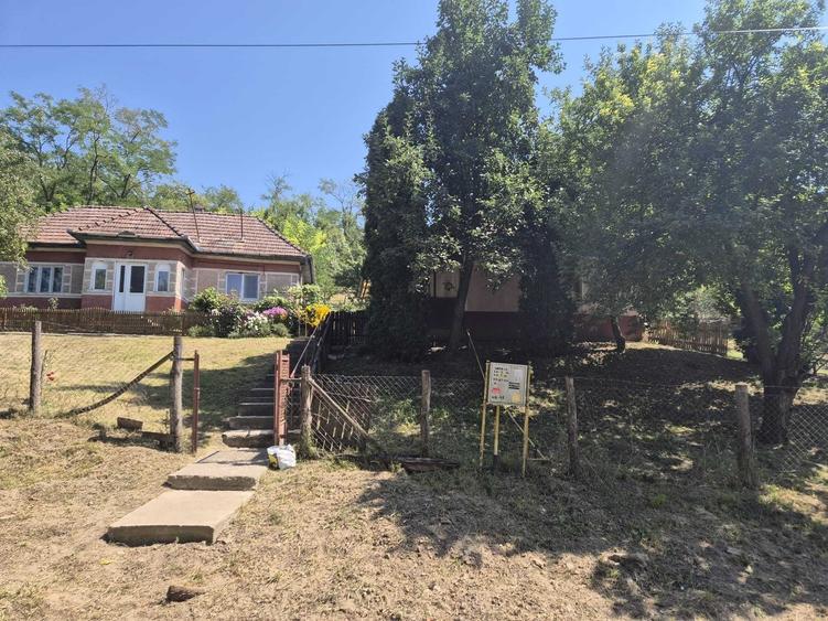 Casă cu 3 camere în Răzoare