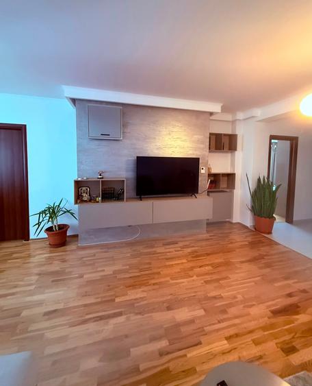 Apartament cu 4 camere semidecomandat, mobilat în Băneasa