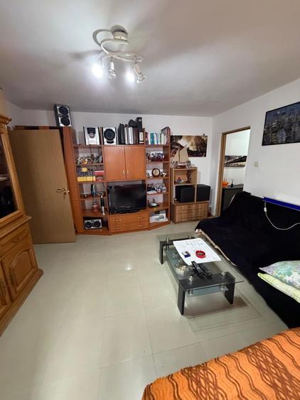 Apartament cu 3 camere semidecomandat, mobilat în Bucovina