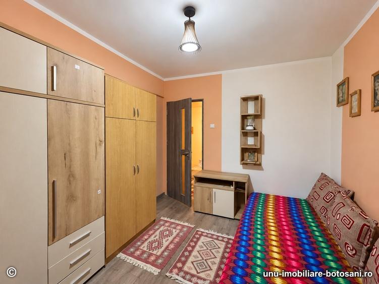 Apartament cu 4 camere semidecomandat în Central