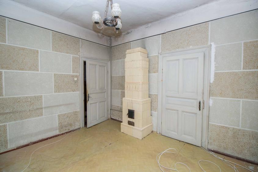 Casă cu 6 camere cu Canalizare în Central