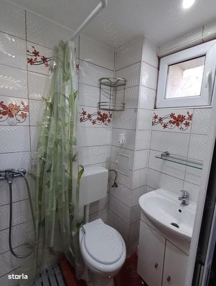 Garsonieră decomandată în Titan
