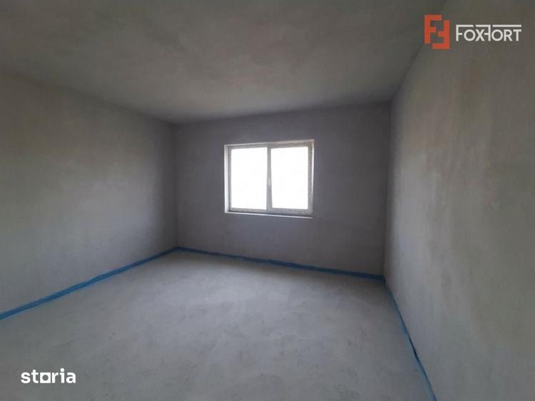 Apartament cu 3 camere în Plopi