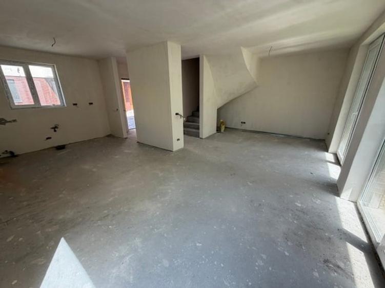 Duplex cu 4 camere cu Canalizare în Ferme