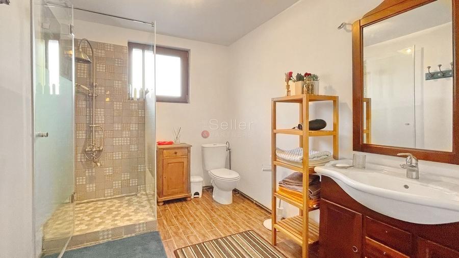 Casă individuală cu 11 camere cu Canalizare în Poiana Mărului