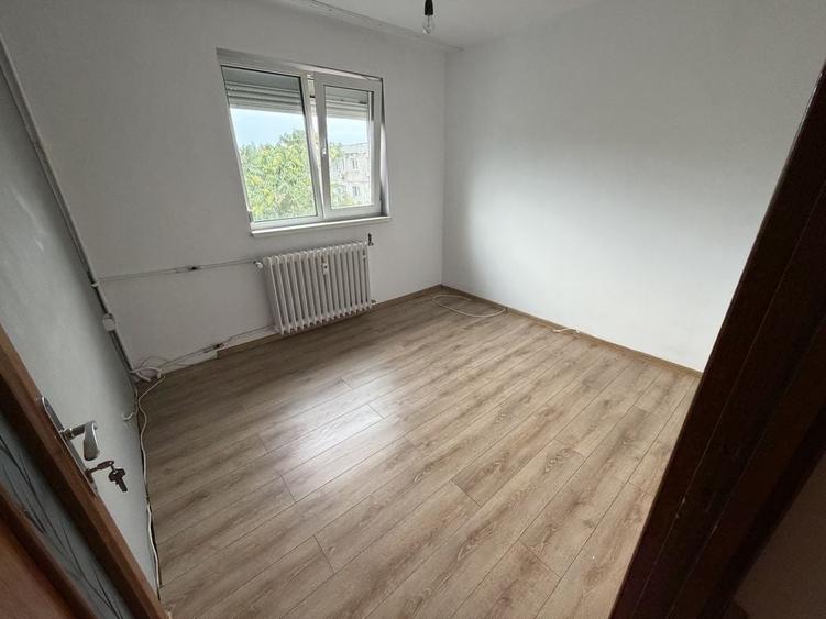 Apartament cu 3 camere semidecomandat în Militari