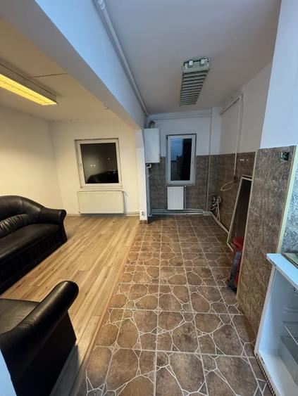 Apartament cu 3 camere semidecomandat, mobilat în Beclean