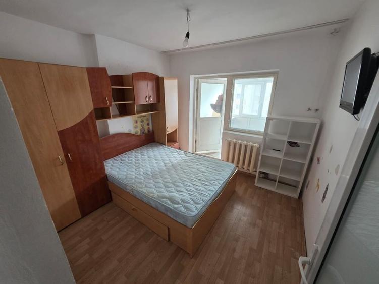Apartament cu 3 camere semidecomandat, mobilat în Central